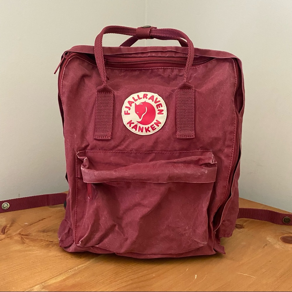 FJÄLLRÄVEN Kånken Water Resistant Backpack, PLUM COLOR